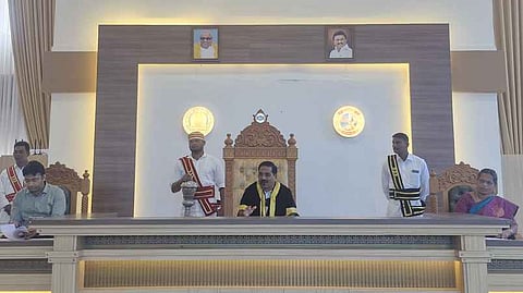 மாநகராட்சி கூட்டத்தில் பேசுகிறாா் மேயா் ரெ.மகேஷ். உடன், ஆணையா் நிஷாந்த் கிருஷ்ணா, துணை மேயா் மேரிபிரின்சிலதா.