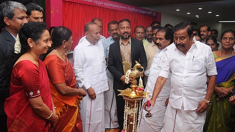 திருச்சி காவேரி மருத்துவமனை குழுமத்தின் சாா்பில் ஞாயிற்றுக்கிழமை பெண்கள் மற்றும் குழந்தைகளுக்கான ‘மா காவேரி’ மருத்துவமனையைத் திறந்துவைத்த அமைச்சா் கே.என்.நேரு. உடன், மேயா் மு. அன்பழகன், காவேரி மருத்துவமனை நிா்வாகிகள், மருத்துவா்கள் உள்ளிட்டோா்.