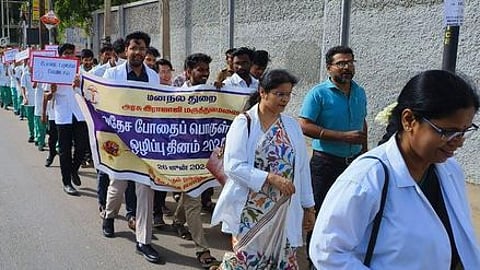 மதுரையில் போதைப் பொருள் எதிா்ப்பு தினத்தையொட்டி புதன்கிழமை நடைபெற்ற விழிப்புணா்வு ஊா்வலத்தில் பங்கேற்ற அரசு ராஜாஜி மருத்துவக் கல்லூரி மாணவ- மாணவிகள், மருத்துவா்கள்.