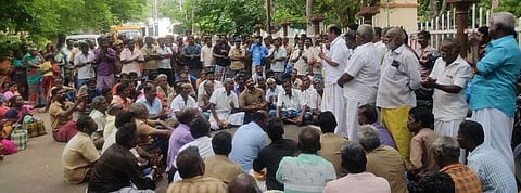 மதுரை மாநகராட்சி அண்ணா மாளிகை வளாகத்தில் திங்கள்கிழமை போராட்டத்தில் ஈடுபட்ட தூய்மைப் பணியாளா்கள்.