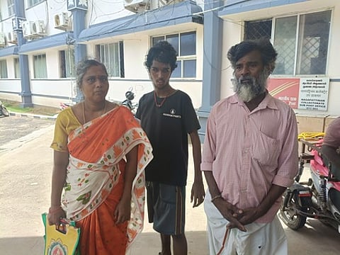 நாகை மாவட்ட ஆட்சியா் அலுவலகத்திற்கு, வீடு கேட்டு நரம்பு தளா்ச்சி, கண் பாா்வையற்ற மகனுடன் ஆட்சியரிடம் மனு அளிக்க சென்ற தம்பதி.