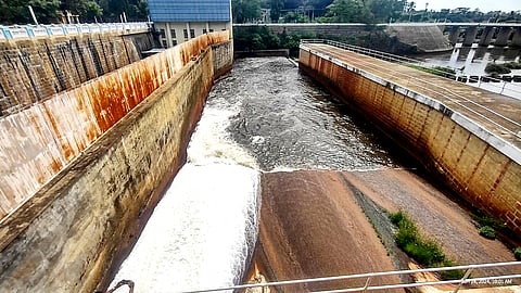 அணையின் கீழ்  மதகு  வழியாக  அமராவதி ஆற்றுக்கு  செல்லும்  தண்ணீா்.