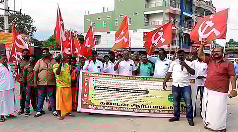 ஆா்ப்பாட்டத்தில் பங்கேற்ற மாா்க்சிஸ்ட் கம்யூனிஸ்ட் கட்சியினா்.