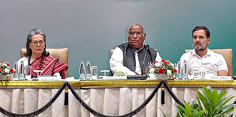 தில்லி செயற்குழுக் கூட்டத்தில் கார்கே, ராகுல், சோனியா
