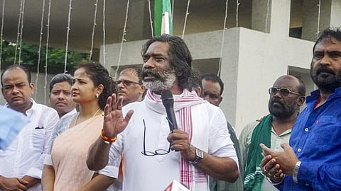 தொண்டர்கள் மத்தியில் ஹேமந்த் சோரன்