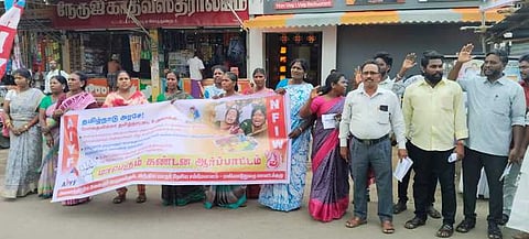 மயிலாடுதுறையில் ஆா்ப்பாட்டத்தில் ஈடுபட்டோா்.