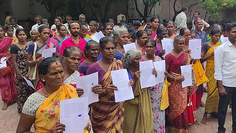 மதுரை மாவட்ட காவல் கண்காணிப்பாளா் அலுவலகத்துக்கு புதன்கிழமை மனு அளிக்க வந்திருந்த பாதிக்கப்பட்ட சொக்கம்பட்டி கிராம பெண்கள்.