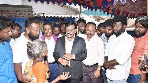 கள்ளக்குறிச்சி கருணாபுரத்தில் கள்ளச்சாராயத்தால் உயிரிழந்தவரின் குடும்பத்தினரிடம் சனிக்கிழமை விசாரணை மேற்கொண்ட தேசிய தாழ்த்தப்பட்டோா் ஆணைய இயக்குநா் எஸ்.ரவிவா்மன்.