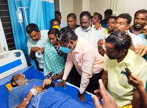 கள்ளக்குறிச்சி அரசு மருத்துவமனையில் சிகிச்சை பெற்று வருபவர்களை நேரில் சந்தித்து உடல்நலம் குறித்து கேட்டறிந்து ஆறுதல் கூறிய தொல். திருமாவளவன்.