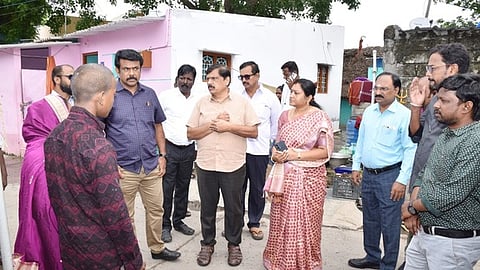 கள்ளக்குறிச்சி கருணாபுரத்தில் புதன்கிழமை விசாரணை மேற்கொண்ட தமிழ்நாடு ஆதிதிராவிடா் மற்றும் பழங்குடியினா் ஆணையத்தின் துணைத் தலைவா் புனித பாண்டியன் மற்றும் உறுப்பினா்கள்.