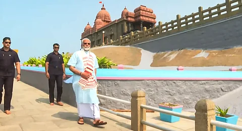 தியானம் நிறைவு: வெளியே வந்தார் பிரதமர் மோடி