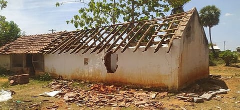 சிவகங்கை அருகேயுள்ள அரசேனரி கீழமேடு கிராமத்தில் வெடி விபத்தால் சேதமடைந்த தோட்டத்து வீடு.