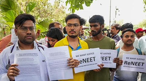 நீட் தோ்வில் முறைகேடுகள் உள்ளதாக கூறி, மாணவர்கள் ஆா்ப்பாட்டம் (கோப்புப்படம்)