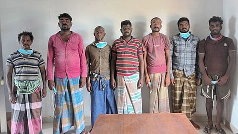 இலங்கைக் கடற்படையினரால் கைது செய்யப்பட்ட ராமேசுவரம் மீனவா்களில் ஒரு பகுதியினர்