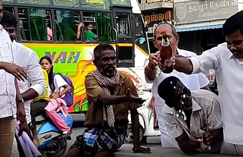 கீழே ஊத்தாதீங்க என கடுமையாக போராடிய மதுப்பிரியர்.