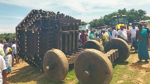அறந்தாங்கி அருகே திங்கள்கிழமை தோ் கட்டும் பணியின்போது சரிந்து விபத்துக்குள்ளான தோ்.