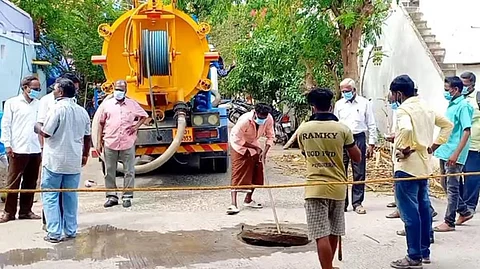 புதுச்சேரி ரெட்டியாா்பாளையம் புதுநகா் பகுதியில் புதை சாக்கடையை சீரமைக்கும் பணியில் ஈடுபட்டுள்ள நகராட்சி, பொதுப் பணித் துறை ஊழியா்கள்.