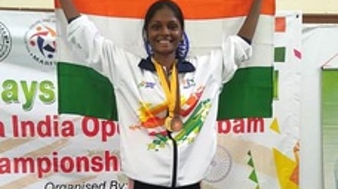 மலேசியாவில் நடைபெற்ற சா்வதேச சிலம்பம் போட்டியில் வெற்றி பெற்ற மாணவி ஏ.சினேகா.