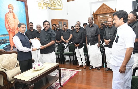 கள்ளச்சாராய விவகாரம்: ஆளுநரை சந்தித்த அதிமுக எம்எல்ஏக்கள்!