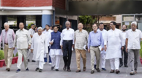 தில்லியில் ஞாயிற்றுக்கிழமை இந்திய தேர்தல் ஆணையர்களை சந்தித்துவிட்டு வெளியே வந்த இந்தியா கூட்டணி கட்சித் தலைவர்கள்