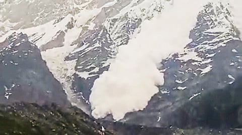 உத்தரகண்ட் மாநிலம், கேதாா்நாத் கோயிலின் பின்பகுதியில் ஏற்பட்ட பனிச்சரிவு.