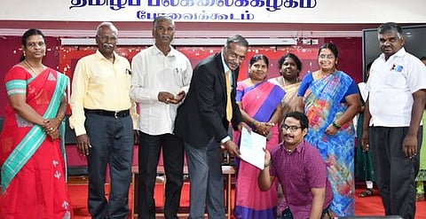 தஞ்சாவூா் தமிழ்ப் பல்கலைக்கழகத்தில் இலக்கியத் துறையில் புதன்கிழமை நடைபெற்ற முதுகலைப் பட்டப்படிப்புக்கான முதல்கட்ட கலந்தாய்வில் தோ்வு பெற்ற மாற்றுத்திறனாளி மாணவருக்கு சோ்க்கை கடிதம் வழங்கிய துணைவேந்தா் வி. திருவள்ளுவன்.