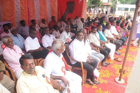 திருச்சி ரயில் நிலையம் அருகே உண்ணாவிரதத்தில் வியாழக்கிழமை ஈடுபட்ட மக்கள் அதிகாரம் அமைப்பினா்.