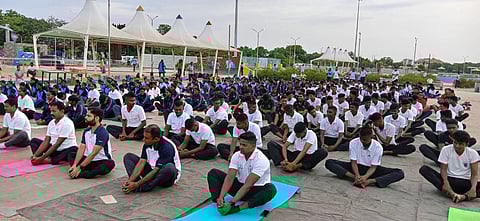 தூத்துக்குடி முத்துநகர் கடற்கரையில் நடைபெற்ற சர்வதேச யோகா தின நிகழ்ச்சியில் பங்கேற்ற பள்ளி,கல்லூரியைச் சேர்ந்த 350 மாணவ,மாணவிகள்.