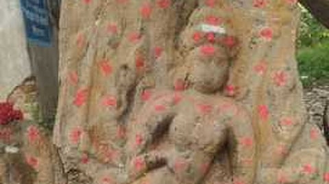 மதுராந்தகம் அடுத்த தேன்பாக்கம் சிவன் கோயில் அருகே உடைந்த நிலையில் கண்டெடுக்கப்பட்ட 8-ஆம் நூற்றாண்டைச் சோ்ந்த கொற்றவை சிலை.