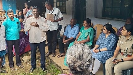 தோட்டத் தொழிலாளா்களிடம் கருத்துகளைக் கேட்டறிந்த துணை ஆட்சியா் (பொ) கிறிஸ்டி உள்ளிட்டோா்.