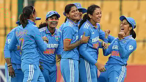 தென்னாப்பிரிக்காவை வீழ்த்தி தொடரை வென்றது இந்திய மகளிரணி!