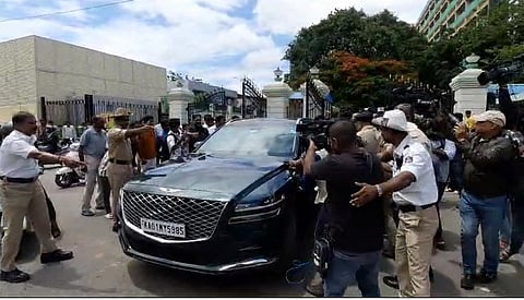 பெங்களூரு நீதிமன்றத்தில் அமைச்சர் உதயநிதி.