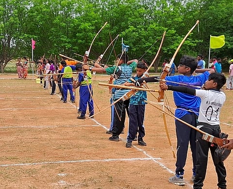 கரூரில் வியாழக்கிழமை நடைபெற்ற போட்டியில் பங்கேற்ற வீரா், வீராங்கனைகள்.