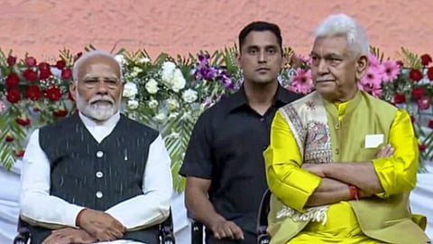 இளைஞர்கள் மேம்பாட்டு மாநாட்டில் காஷ்மீர் துணைநிலை ஆளுநர் மனோஜ் சின்ஹா உடன் பிரதமர் மோடி