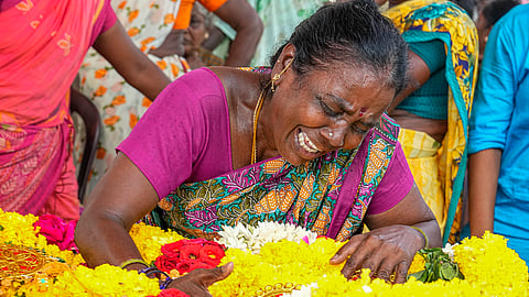 கள்ளக்குறிச்சி மாவட்டம் கருணாபுரத்தில் கள்ளச்சாராயம் அருந்தி உயிரிழந்தவர் ஒருவரின் இறுதிச் சடங்கில் பங்கேற்ற குடும்ப உறுப்பினர்.