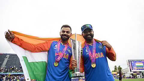 உலகக் கோப்பையுடன் உற்சாகமாக போஸ் கொடுக்கும் ரோஹித் சர்மா மற்றும் விராட் கோலி