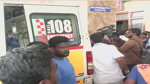 கள்ளக்குறிச்சி அரசு மருத்துவமனை முன்பு நிற்கும் அவசர ஊர்தி