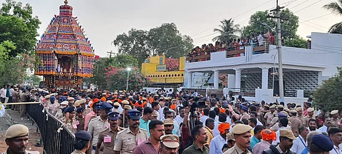 சிவகங்கை மாவட்டம் தேவகோட்டை அருகே கண்டதேவி அருள்மிகு சொர்ணமூர்த்தீஸ்வரர் கோயிலில் 17 ஆண்டுகளுக்குப் பிறகு வெள்ளிக்கிழமை காலை நடைபெற்ற தேரோட்டம்.