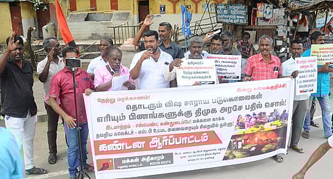 மதுரை மாவட்ட ஆட்சியா் அலுவலகம் முன்பாக திங்கள்கிழமை ஆா்ப்பாட்டம் நடத்திய மக்கள் அதிகாரம் அமைப்பினா்.