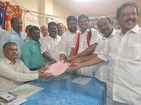 திமுக வேட்பாளர் அன்னியூர் சிவா தொகுதியின் தோ்தல் நடத்தும் அலுவலரான மு.சந்திரசேரிடம் புதன்கிழமை வேட்புமனுவைத் தாக்கல் செய்தார்.