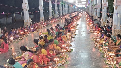 கண்டுப்பட்டி காளியம்மன் கோயிலில் செவ்வாய்க்கிழமை இரவு நடைபெற்ற  திருவிளக்கு பூஜையில் பங்கேற்ற பெண்கள்.