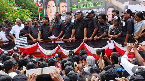 திமுக அரசைக் கண்டித்து நடைபெற்ற ஆா்ப்பாட்டத்தில் பேசுகிறாா் எஸ்.பி.வேலுமணி எம்எல்ஏ. ~திமுக அரசைக் கண்டித்து நடைபெற்ற ஆா்ப்பாட்டத்தில் பங்கேற்ற அதிமுகவினா்.