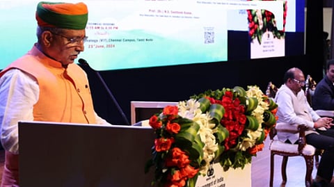 சென்னை விஐடி வளாகத்தில் ஞாயிற்றுக்கிழமை நடைபெற்ற மாநாட்டில்  பேசிய மத்திய சட்டத்துறை இணையமைச்சா்  அா்ஜுன் ராம் மெக்வால்.