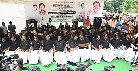 கள்ளச்சாராய மரணங்களுக்கு பொறுப்பேற்று முதல்வர் மு.க.ஸ்டாலின் உடனடியாக பதவிவிலக வேண்டும் என உண்ணாவிரதப் போரட்டத்தில் ஈடுபட்டுள்ள அதிமுகவினர்.