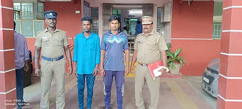 அனுமதியின்றி நிலத்தில் நாட்டு துப்பாக்கியைப் பதுக்கிவைத்திருந்தாக கைது செய்யப்பட்ட சதீஷ், சீனிவாசன்