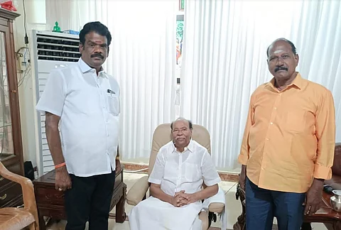 விக்கிரவாண்டி தொகுதி பாமக வேட்பாளராக அறிவிக்கப்பட்ட சி.அன்புமணி, தைலாபுரம் தோட்ட இல்லத்தில் சனிக்கிழமை காலை பாமக நிறுவனர் ராமதாஸை சந்தித்து வாழ்த்து பெற்றார்.