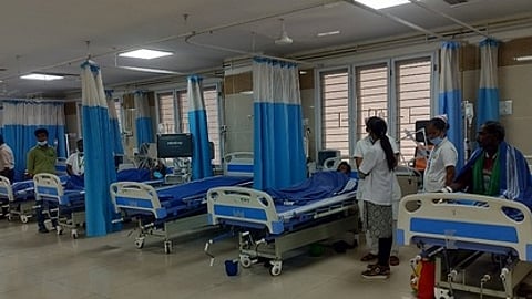 கள்ளக்குறிச்சி அரசு மருத்துவக் கல்லூரி மருத்துவமனையில் தீவிர சிகிச்சைப் பிரிவில் சிகிச்சை பெற்று வருவோா்.