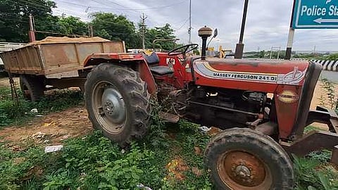 மணல் கடத்தல்: டிராக்டா் பறிமுதல்