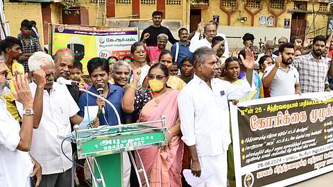 மதுரை மாவட்ட ஆட்சியா் அலுவலகம் அருகே புதன்கிழமை ஆா்ப்பாட்டத்தில் ஈடுபட்ட காவல் சித்ரவதைக்கு எதிரான கூட்டியக்கத்தினா்.