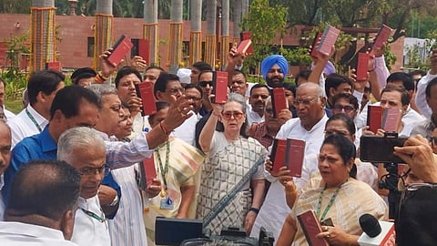 எதிா்க்கட்சிகள் கண்டனம்